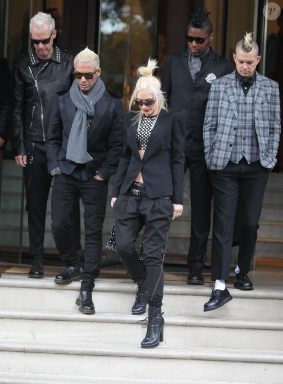 Gwen Stefani et le reste du groupe No Doubt sortent de leur hôtel à Londres, le 26 septembre 2012.