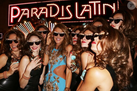 Anna Dello Russo arrive au Paradis Latin à Paris, le 27 septembre 2012, entourée de ses clones pour le lancement de sa collection chez H&M