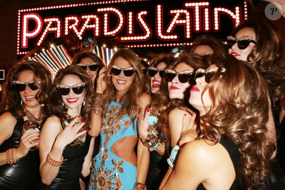 Anna Dello Russo arrive au Paradis Latin à Paris, le 27 septembre 2012, entourée de ses clones pour le lancement de sa collection chez H&M Anna Dello Russo.