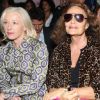 Les créatrices L'Wren Scott et Diane Von Furstenberg soutiennent leur confrère Raf Simons en assistant au défilé prêt-à-porter de Christian Dior printemps-été 2013. Paris, le 28 septembre.