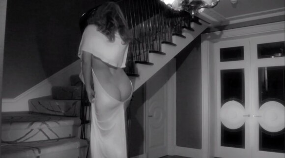 Kylie Minogue expose sa superbe chute de reins habillée d'une robe blanche au dos nu dans une fausse pub réalisée par Katerina Jebb.