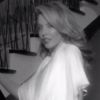 La sexy Kylie Minogue révèle au monde son joli postérieur dans une fausse pub pour une compagnie d'assurance réalisée par Katerina Jebb.