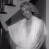 Kylie Minogue se met en scène habillée d'une robe blanche dos nu pour l'artiste Katerina Jebb.