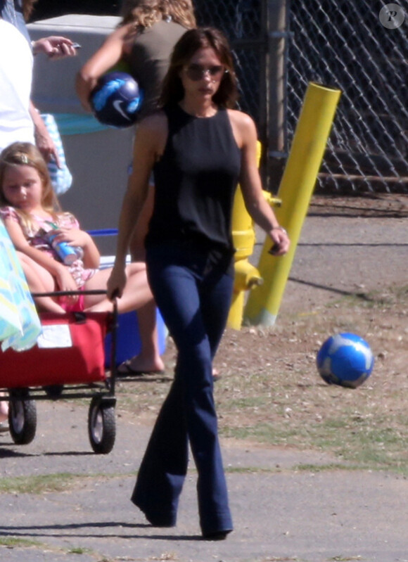 Victoria Beckham assiste à l'entraînement de foot de ses trois fils, le dimanche 30 septembre 2012 à Los Angeles.