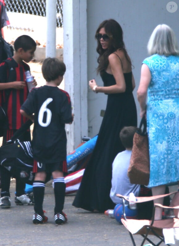 Victoria Beckham, entourée de ses enfants, assiste à l'entraînement de foot de ses trois fils, le samedi 29 septembre 2012 à Los Angeles.