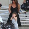 Victoria Beckham, inséparable de sa fillette Harper, assiste à l'entraînement de foot de ses trois fils, le samedi 29 septembre 2012 à Los Angeles.