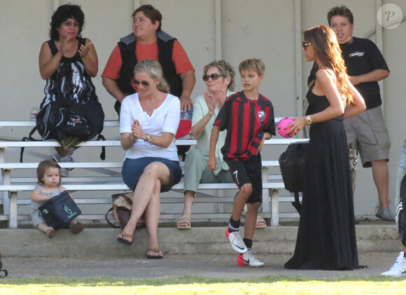 Victoria Beckham, inséparable de sa fillette Harper, assiste à l'entraînement de foot de ses trois fils, le samedi 29 septembre 2012 à Los Angeles.