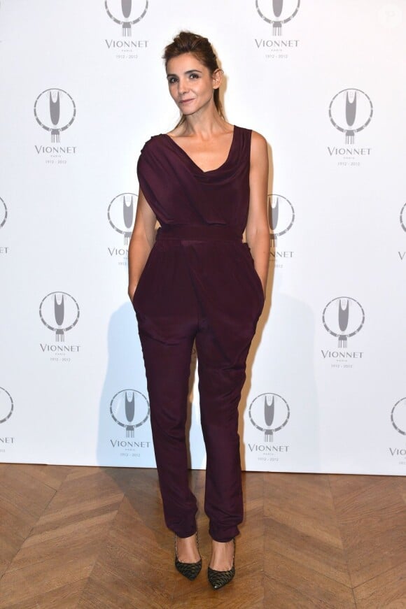 Clotilde Courau, stylée dans une combinaison violette aubergine, assiste à la soirée anniversaire de Vionnet à l'hôtel Salomon de Rothschild. Paris, le 30 septembre 2012.