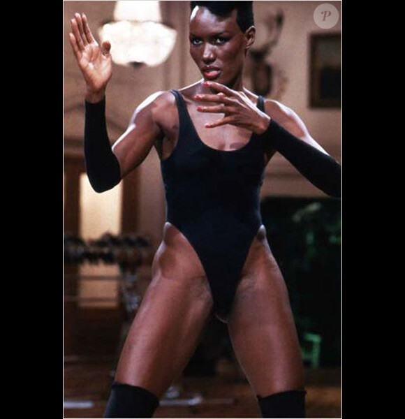 Grace Jones dans Dangereusement vôtre (1985) de John Glen.