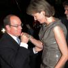 Le prince Albert salue galamment la princesse MAthilde. Le prince Philippe de Belgique et le prince Albert de Monaco, avec la princesse Mathilde, prenaient part le 3 octobre 2012 à Bruxelles au dîner de gala du 10e anniversaire de la Fondation Polaire Internationale (IPF).