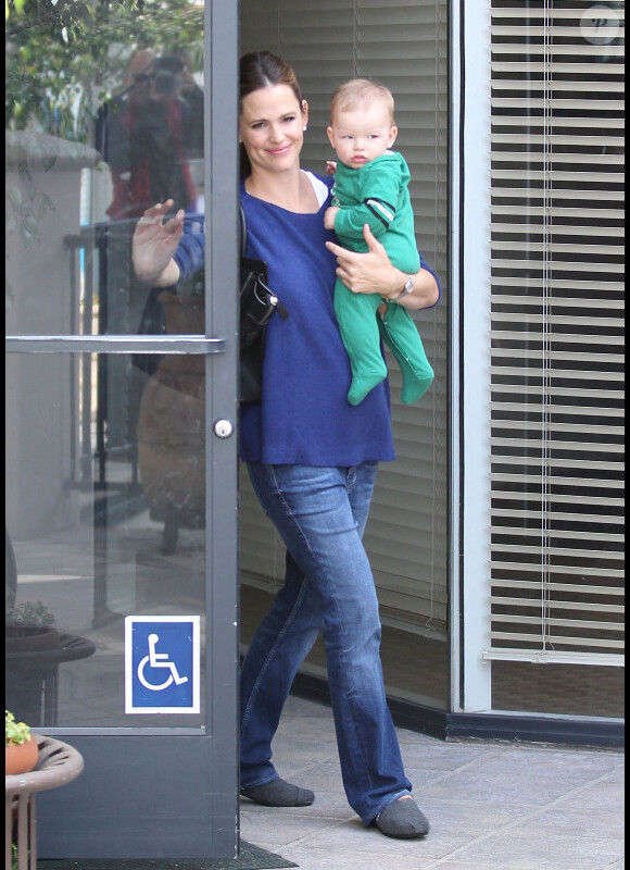 Jennifer Garner, superbe, emmène le petit Samuel chez le médecin en compagnie de Seraphina, le 5 octobre 2012 à Los Angeles