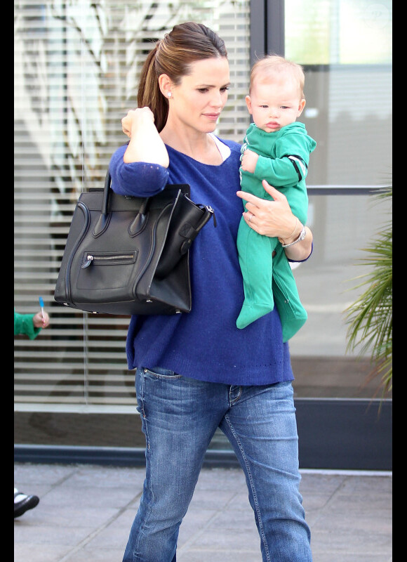 Jennifer Garner emmène le petit Samuel, 7 mois, chez le médecin en compagnie de Seraphina, le 5 octobre 2012 à Los Angeles