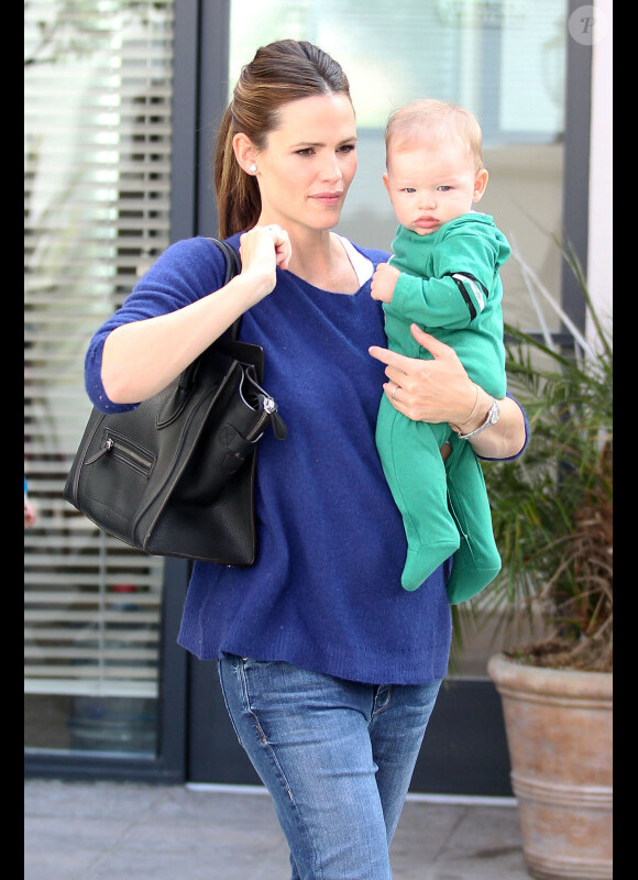 La belle Jennifer Garner emmène le petit Samuel chez le médecin en compagnie de Seraphina, le 5 octobre 2012 à Los Angeles