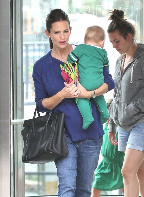 Jennifer Garner emmène le petit Samuel chez le médecin en compagnie de Seraphina, le 5 octobre 2012 à Los Angeles