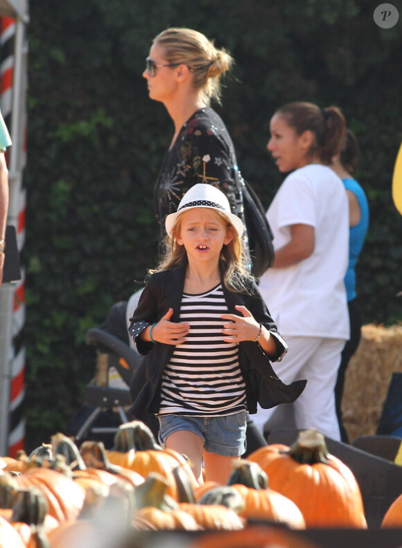 Heidi Klum, à la célèbre ferme aux citrouilles de 'Mr. Bones Pumpkin Patch', s'amuse avec ses enfants Leni, Henry, Johan, Lou et son compagnon Martin Kristen, à West Hollywood le 6 Octobre 2012.