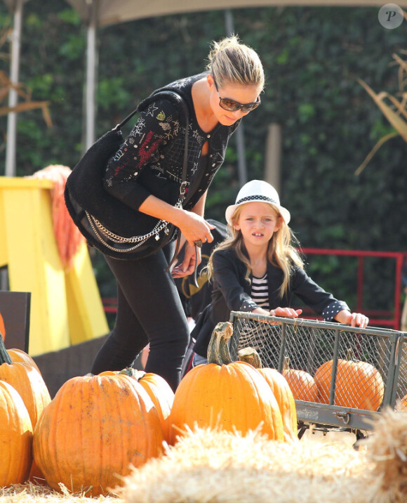 Heidi Klum, à la célèbre ferme aux citrouilles de 'Mr. Bones Pumpkin Patch', s'amuse avec ses enfants Leni, Henry, Johan, Lou et son compagnon Martin Kristen, à West Hollywood le 6 Octobre 2012.