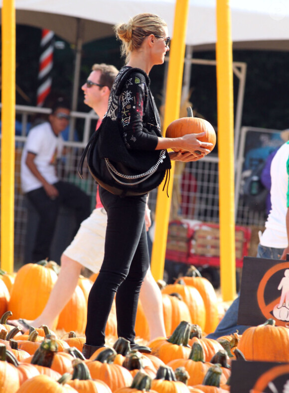 Heidi Klum, à la célèbre ferme aux citrouilles de 'Mr. Bones Pumpkin Patch', s'amuse avec ses enfants Leni, Henry, Johan, Lou et son compagnon Martin Kristen, à West Hollywood le 6 Octobre 2012.