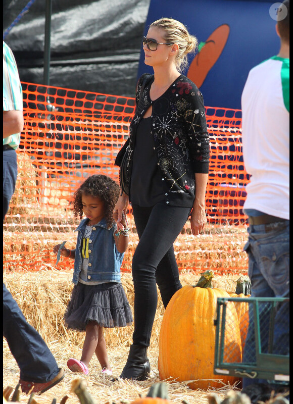 Heidi Klum, à la célèbre ferme aux citrouilles de 'Mr. Bones Pumpkin Patch', s'amuse avec ses enfants Leni, Henry, Johan, Lou et son compagnon Martin Kristen, à West Hollywood le 6 Octobre 2012.