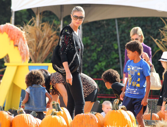 C'est bientôt Halloween : Heidi Klum, à la célèbre ferme aux citrouilles de 'Mr. Bones Pumpkin Patch', s'amuse avec ses enfants Leni, Henry, Johan, Lou et son compagnon Martin Kristen, à West Hollywood le 6 Octobre 2012.