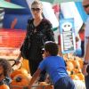 Heidi Klum, à la célèbre ferme aux citrouilles de 'Mr. Bones Pumpkin Patch', s'amuse avec ses enfants Leni, Henry, Johan, Lou et son compagnon Martin Kristen, à West Hollywood le 6 Octobre 2012.