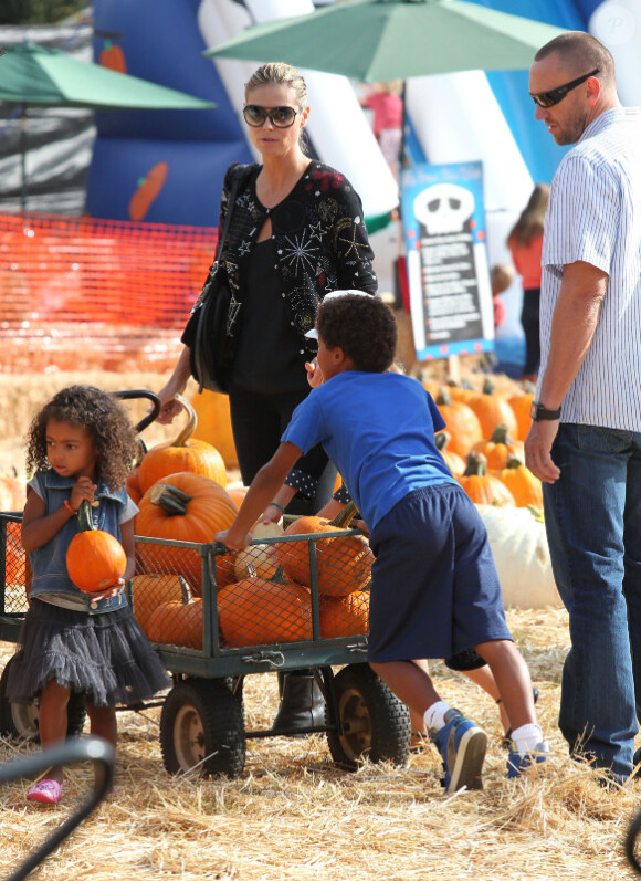 Heidi Klum, à la célèbre ferme aux citrouilles de 'Mr. Bones Pumpkin Patch', s'amuse avec ses enfants Leni, Henry, Johan, Lou et son compagnon Martin Kristen, à West Hollywood le 6 Octobre 2012.