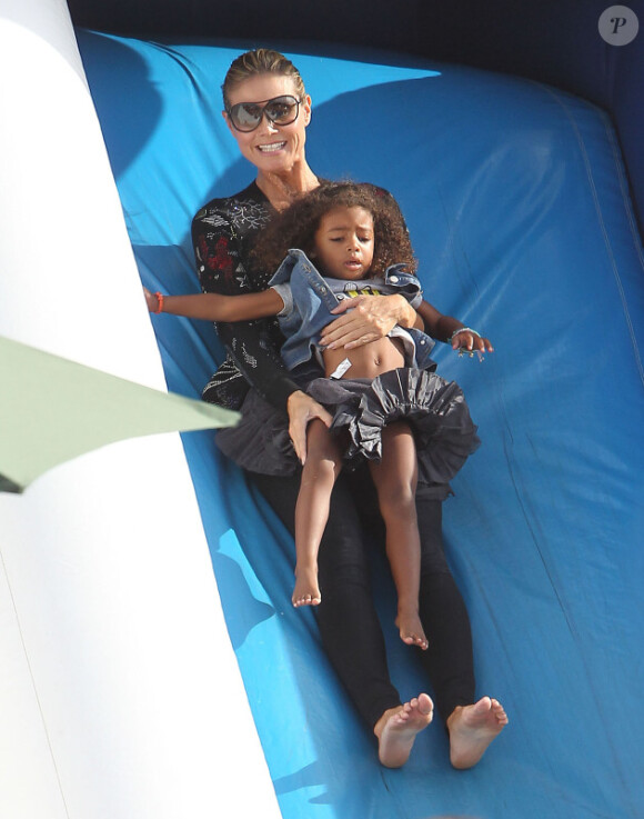 Heidi Klum, à la célèbre ferme aux citrouilles de 'Mr. Bones Pumpkin Patch', s'amuse avec ses enfants Leni, Henry, Johan, Lou et son compagnon Martin Kristen, à West Hollywood le 6 Octobre 2012.