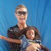 Heidi Klum, à la célèbre ferme aux citrouilles de 'Mr. Bones Pumpkin Patch', s'amuse avec ses enfants Leni, Henry, Johan, Lou et son compagnon Martin Kristen, à West Hollywood le 6 Octobre 2012. Heidi Klum fait du toboggan avec Loui