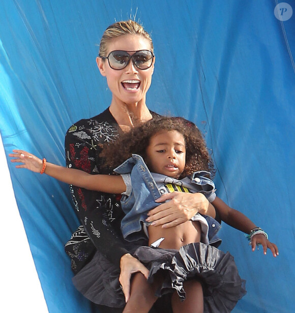 Heidi Klum, à la célèbre ferme aux citrouilles de 'Mr. Bones Pumpkin Patch', s'amuse avec ses enfants Leni, Henry, Johan, Lou et son compagnon Martin Kristen, à West Hollywood le 6 Octobre 2012. Heidi Klum fait du toboggan avec Loui