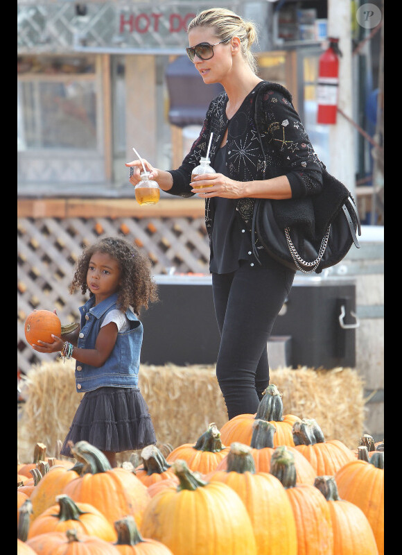 Heidi Klum, à la célèbre ferme aux citrouilles de 'Mr. Bones Pumpkin Patch', s'amuse avec ses enfants Leni, Henry, Johan, Lou et son compagnon Martin Kristen, à West Hollywood le 6 Octobre 2012.