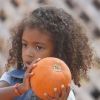 Heidi Klum, à la célèbre ferme aux citrouilles de 'Mr. Bones Pumpkin Patch', s'amuse avec ses enfants Leni, Henry, Johan, Lou et son compagnon Martin Kristen, à West Hollywood le 6 Octobre 2012. Lou ramasse une citrouille