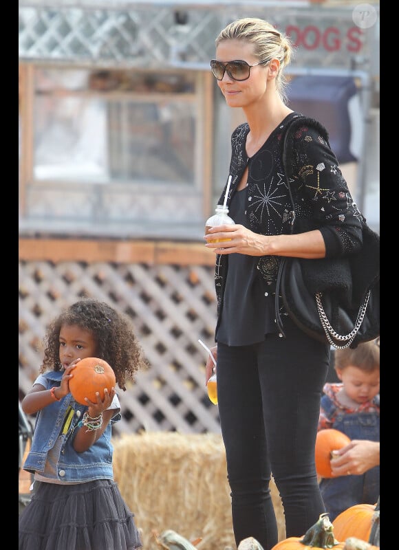 Heidi Klum, à la célèbre ferme aux citrouilles de 'Mr. Bones Pumpkin Patch', s'amuse avec ses enfants Leni, Henry, Johan, Lou et son compagnon Martin Kristen, à West Hollywood le 6 Octobre 2012. Lou ramasse une citrouille