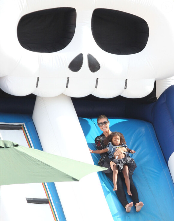 Heidi Klum, à la célèbre ferme aux citrouilles de 'Mr. Bones Pumpkin Patch', s'amuse avec ses enfants Leni, Henry, Johan, Lou et son compagnon Martin Kristen, à West Hollywood le 6 Octobre 2012.
