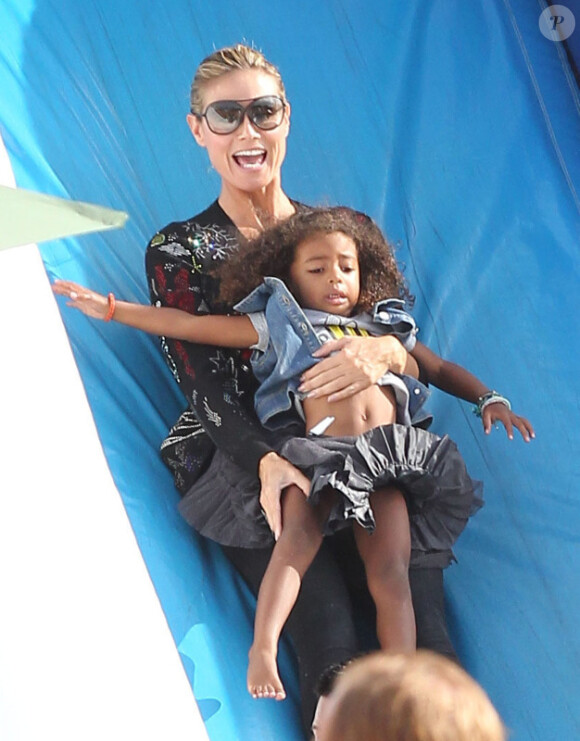 Heidi Klum, à la célèbre ferme aux citrouilles de 'Mr. Bones Pumpkin Patch', s'amuse avec ses enfants Leni, Henry, Johan, Lou et son compagnon Martin Kristen, à West Hollywood le 6 Octobre 2012.