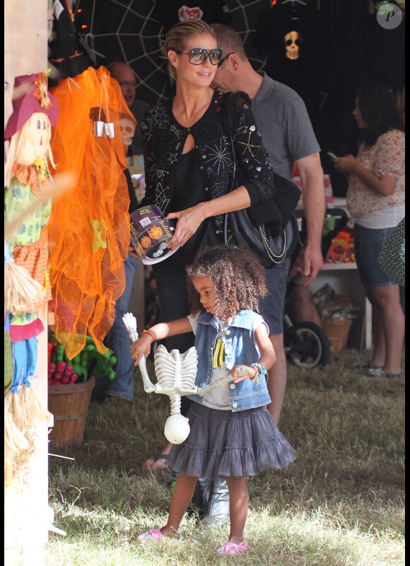 Heidi Klum, à la célèbre ferme aux citrouilles de 'Mr. Bones Pumpkin Patch', s'amuse avec ses enfants Leni, Henry, Johan, Lou et son compagnon Martin Kristen, à West Hollywood le 6 Octobre 2012.