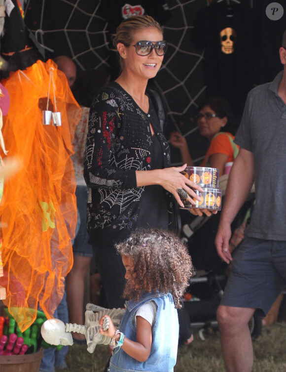 Heidi Klum, à la célèbre ferme aux citrouilles de 'Mr. Bones Pumpkin Patch', s'amuse avec ses enfants Leni, Henry, Johan, Lou et son compagnon Martin Kristen, à West Hollywood le 6 Octobre 2012.