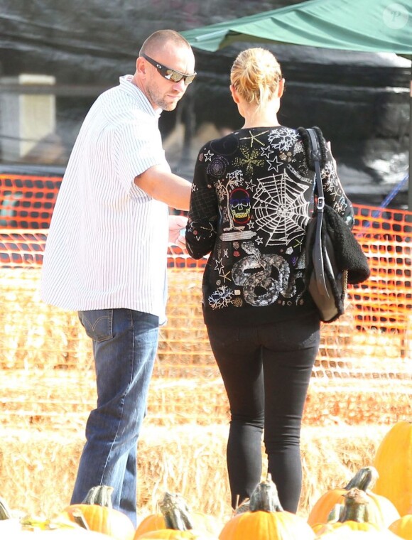 Heidi Klum, à la célèbre ferme aux citrouilles de 'Mr. Bones Pumpkin Patch', s'amuse avec ses enfants Leni, Henry, Johan, Lou et son compagnon Martin Kristen, à West Hollywood le 6 Octobre 2012.