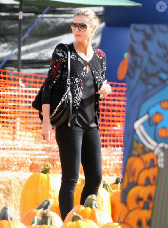 Heidi Klum, à la célèbre ferme aux citrouilles de 'Mr. Bones Pumpkin Patch', s'amuse avec ses enfants Leni, Henry, Johan, Lou et son compagnon Martin Kristen, à West Hollywood le 6 Octobre 2012.