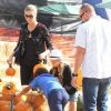 Heidi Klum, à la célèbre ferme aux citrouilles de 'Mr. Bones Pumpkin Patch', s'amuse avec ses enfants Leni, Henry, Johan, Lou et son compagnon Martin Kristen, à West Hollywood le 6 Octobre 2012.
