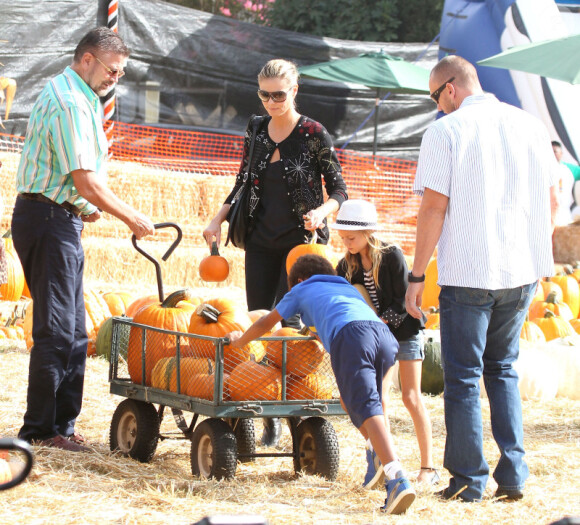 Heidi Klum, à la célèbre ferme aux citrouilles de 'Mr. Bones Pumpkin Patch', s'amuse avec ses enfants Leni, Henry, Johan, Lou et son compagnon Martin Kristen, à West Hollywood le 6 Octobre 2012.