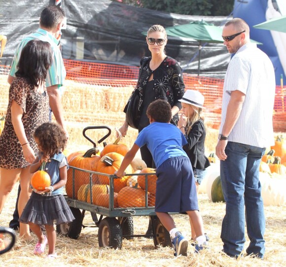 Heidi Klum, à la célèbre ferme aux citrouilles de 'Mr. Bones Pumpkin Patch', s'amuse avec ses enfants Leni, Henry, Johan, Lou et son compagnon Martin Kristen, à West Hollywood le 6 Octobre 2012.