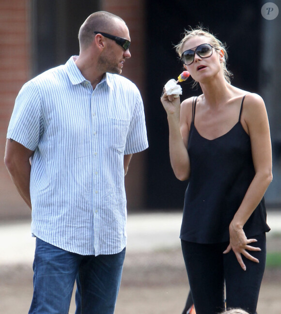 Heidi Klum assiste avec ses trois enfants Leni, Johan et Lou et son compagnon Martin Kristen au match de football de Henry, à Los Angeles, le 6 octobre 2012