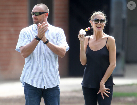 Heidi Klum assiste avec ses trois enfants Leni, Johan et Lou et son compagnon Martin Kristen au match de football de Henry, à Los Angeles, le 6 octobre 2012