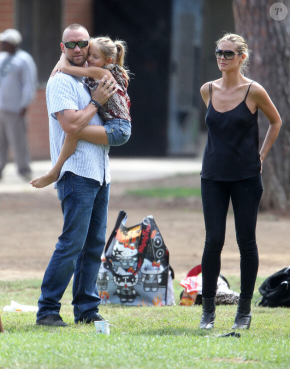 Heidi Klum assiste avec ses trois enfants Leni, Johan et Lou et son compagnon Martin Kristen au match de football de Henry, à Los Angeles, le 6 octobre 2012