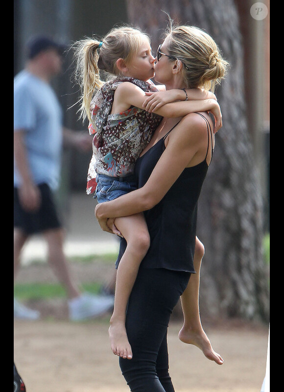 Heidi Klum assiste avec ses trois enfants Leni, Johan et Lou et son compagnon Martin Kristen au match de football de Henry, à Los Angeles, le 6 octobre 2012