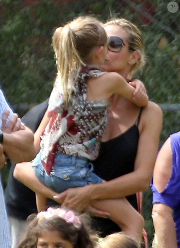 Heidi Klum assiste avec ses trois enfants Leni, Johan et Lou et son compagnon Martin Kristen au match de football de Henry, à Los Angeles, le 6 octobre 2012