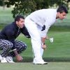 Les footballeurs Carlos Tevez et Sergio Agüero en pleine partie de golf à Manchester, le 4 octobre 2012.