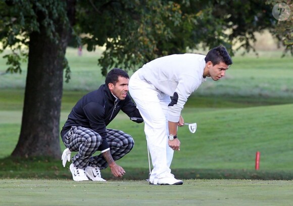 Les footballeurs Carlos Tevez et Sergio Agüero en pleine partie de golf à Manchester, le 4 octobre 2012.