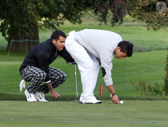 Carlos Tevez et Sergio "Kun" Agüero en pleine partie de golf à Manchester, le 4 octobre 2012.