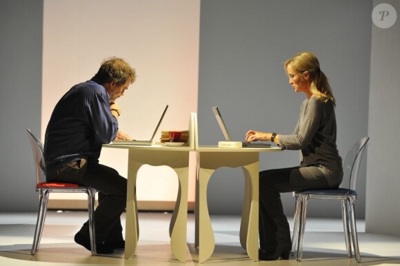 Olivier Marchal et son épouse Catherine pour le filage de la pièce Rendez-vous au Grand Café, théâtre des Bouffes Parisiens, le 8 octobre 2012.