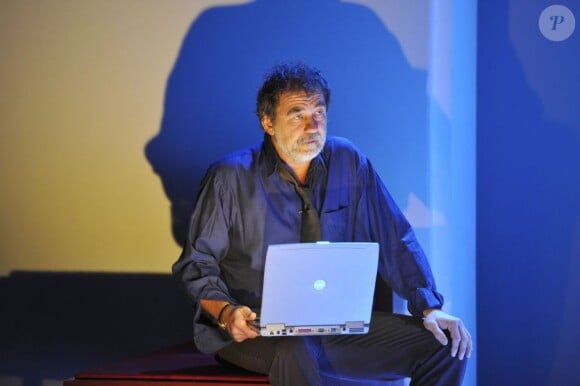 Olivier Marchal sur scène pour le filage de la pièce Rendez-vous au Grand Café, théâtre des Bouffes Parisiens, le 8 octobre 2012.